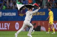 مشجع يقتحم مباراة برشلونة وخيتافي بعلم فلسطين...
