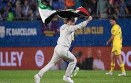 مشجع يقتحم مباراة برشلونة وخيتافي بعلم فلسطين...