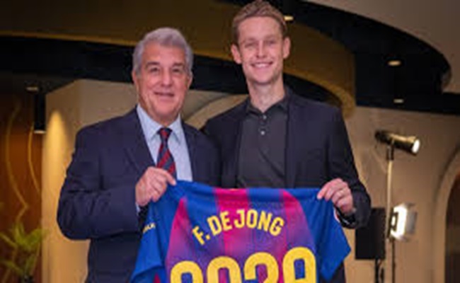 فرينكي دي يونغ يمدّد عقده مع برشلونة حتى 2029...