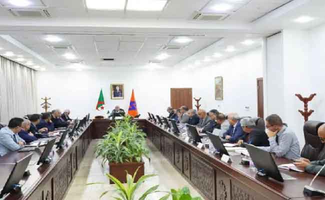 عجال يجتمع بمسؤولي سونلغاز