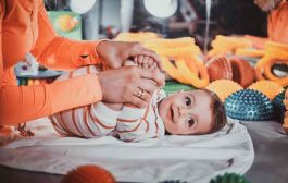 ما هي الألعاب المناسبة لطفلكِ منذ يوم الولادة حتى نهاية عامه الأول؟