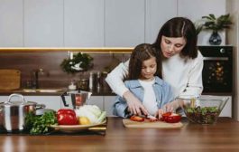 أثناء انشغالك بالعمل...10 عادات يومية لتعزيز علاقتكِ بطفلك