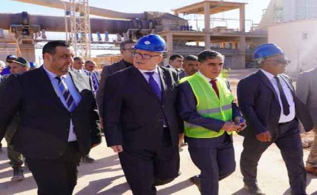 بشير يزور مصنع الإسمنت بأدرار