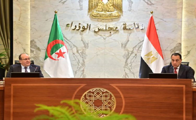 إشراف غريب رفقة نظيره المصري على مراسم توقيع عدد من الاتفاقيات