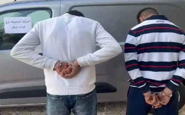 الإطاحة بشابين ظهرا في فيديو يعتديان على سائق سيارة وتسببا في حادث مروري بأم البواقي