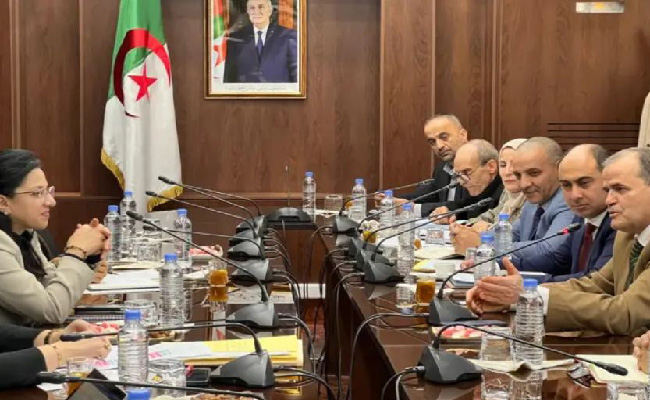 اجتماع عمل لدراسة تعزيز التكامل بين التجارة الداخلية والخارجية