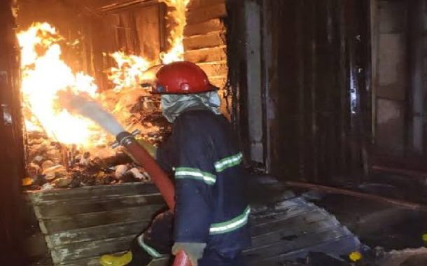 اندلاع النيران داخل داخل محل لبيع الخردوات بالعاصمة