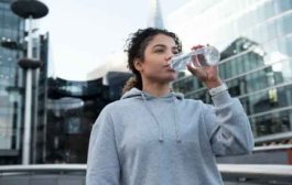 هل كثرة شرب الماء تَضُرّ الجسم؟...تابعي الإجابة الصادمة