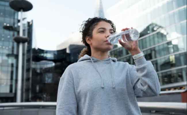 هل كثرة شرب الماء تَضُرّ الجسم؟...تابعي الإجابة الصادمة