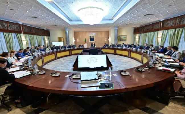 غريب يترأس اجتماعا للحكومة