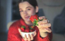 تسبب اضطرابات في الهضم...فواكه لا يجب تناولها بعد الولادة