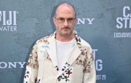 المُخرج علي الكلثمي يُسلم المخرج العالمي دارين أرنوفسكي التكريم الفخري في ختام مهرجان البحر الأحمر السينمائي 2025