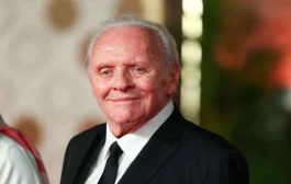 أنتوني هوبكنز يتسلم تكريماً فخرياً في حفل ختام مهرجان البحر الأحمر السينمائي 2025