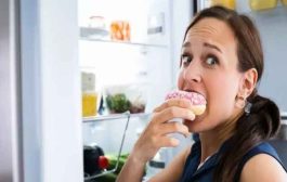 لماذا نشعر بالجوع حتى بعد تناول وجبة كبيرة؟ إليكِ الأسباب العلمية