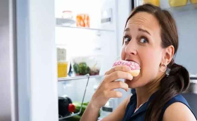 لماذا نشعر بالجوع حتى بعد تناول وجبة كبيرة؟ إليكِ الأسباب العلمية