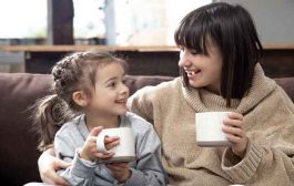 هل أترك طفلي يشرب الشاي معي؟ الجواب بين الفوائد والأضرار