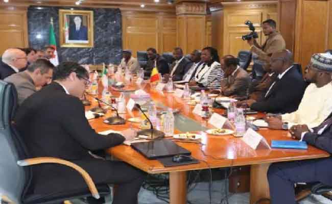 اجتماع عمل لبحث آفاق التعاون في صناعة الإسمنت والموارد المنجمية بين الجزائر وتشاد