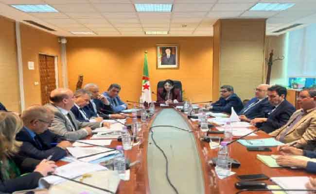 عبد اللطيف تترأس اجتماعًا تنسيقيًا لمتابعة وفرة المواد وضبط السوق تحسبًا لشهر رمضان