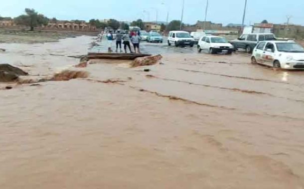 إنقاذ 54 شخصا علقوا داخل حافلة بالبويرة