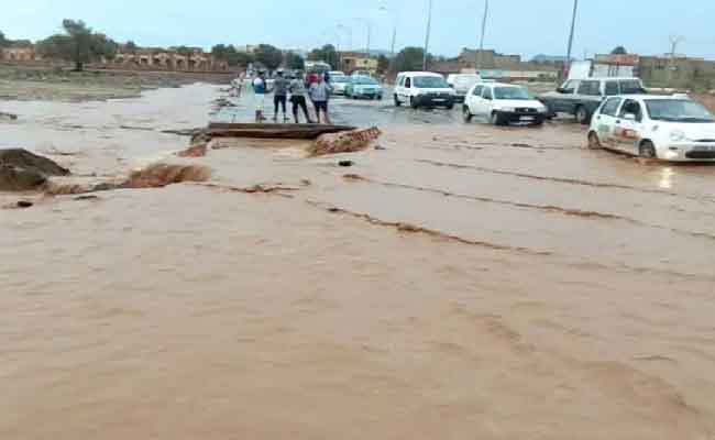 إنقاذ 54 شخصا علقوا داخل حافلة بالبويرة