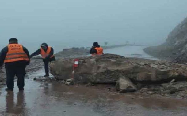 الصخور تغلق الطريق بجبال منطقة مادنة