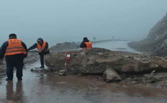 الصخور تغلق الطريق بجبال منطقة مادنة