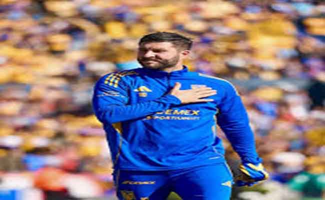 مشجع يعتدي بالضرب على نجم فرنسا السابق في مباراة بالدوري المكسيكي...