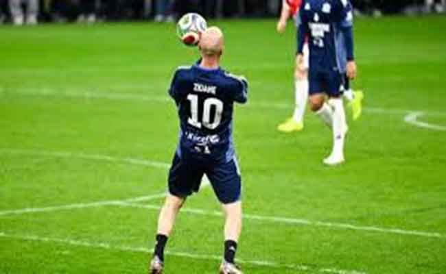 أمام 30 ألف متفرج...زيدان ينشر سحره في مباراة أساطير فرنسا