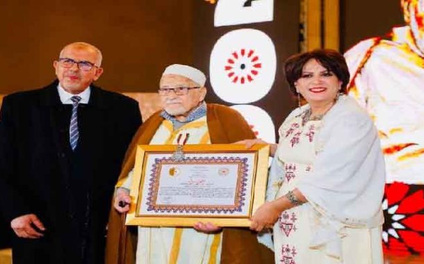 تبون يكرم العلامة محمد صالح الصديق بوسام الاستحقاق الوطني بدرجة 