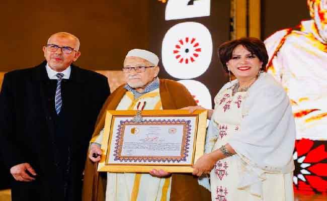 تبون يكرم العلامة محمد صالح الصديق بوسام الاستحقاق الوطني بدرجة 