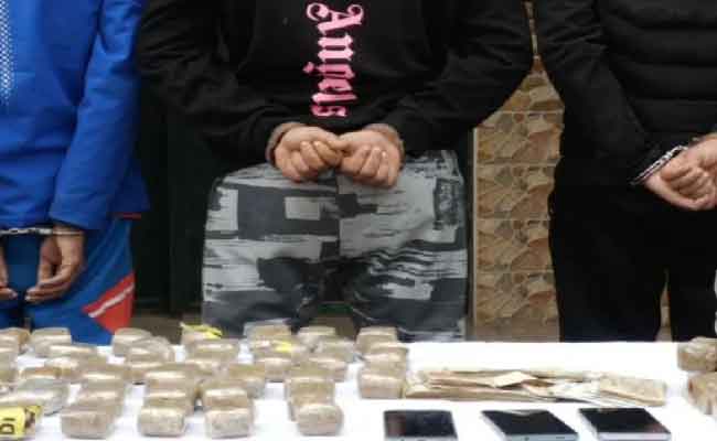 توقيف 3 أشخاص متلبسين بـ50 كلغ من الكيف المعالج بوهران