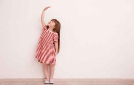 كيف توصلين طفلك للطول المناسب إذا كان يعاني من قصر القامة الوراثي؟