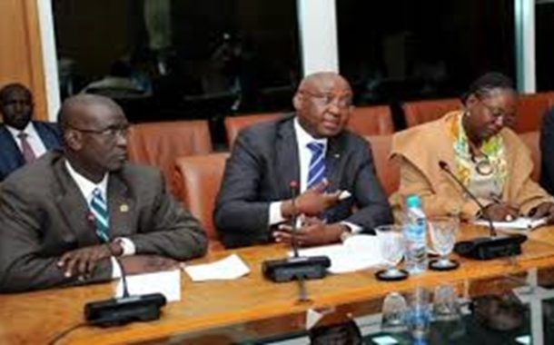 تبون يغرق البلاد بالديون الخارجية ويقسم للشعب المغبون انه لا يوجد احد يديننا بدينار واحد...!