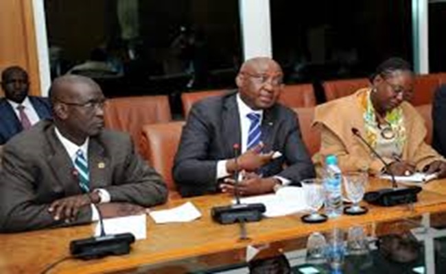 تبون يغرق البلاد بالديون الخارجية ويقسم للشعب المغبون انه لا يوجد احد يديننا بدينار واحد…!