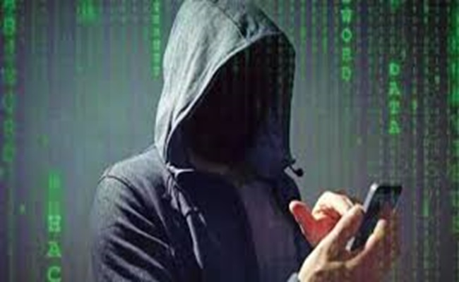 كيف يحول المتسللون هاتفك إلى أداة تجسس دون أن تشعر؟