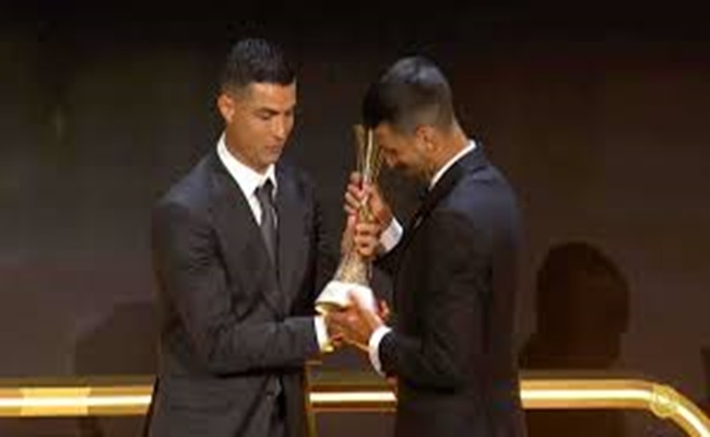 كريستيانو رونالدو يسلّم ديوكوفيتش جائزة غلوب سوكر…