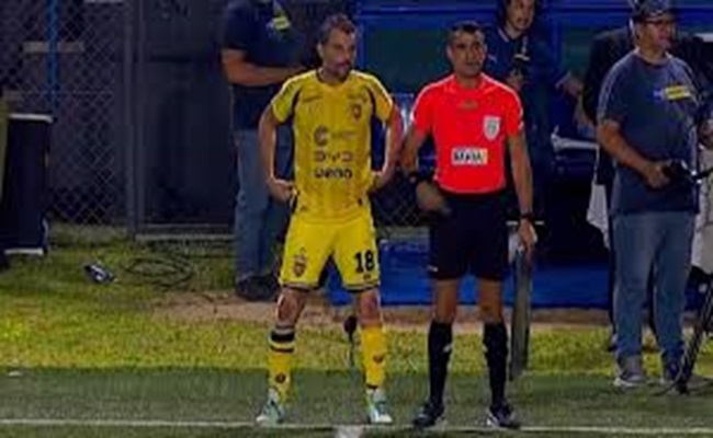 بعمر 51 عاما...رئيس ناد في باراغواي يشارك مع فريقه في مباراة رسمية