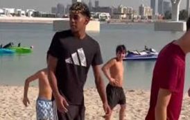 طلب اللعب معهم...لامين يامال يفاجئ الأطفال على شواطئ دبي