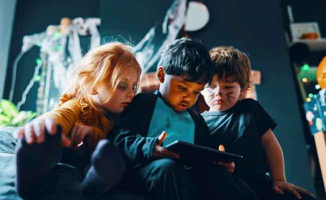 طرق للتحكم في مقدار الوقت الذي يقضيه الطفل أمام الشاشات