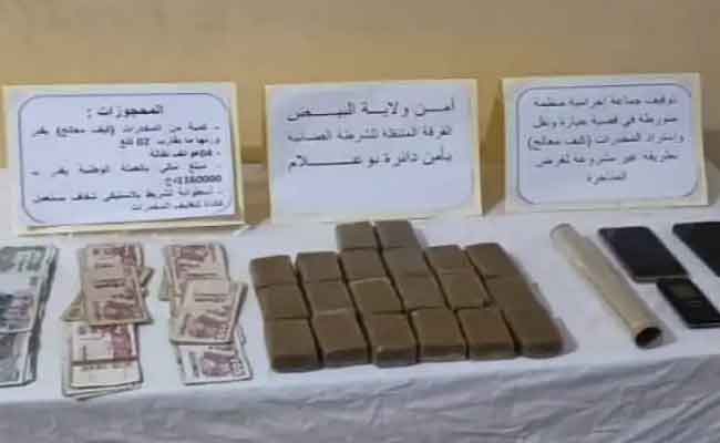 إحباط محاولة 3 سائقين وقابض تمرير المخدرات عبر حافلة لنقل المسافرين بالبيض