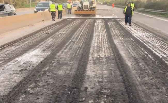 إطلاق وزارة الأشغال العمومية عملية لصيانة شبكة الطرق والطرق السيّارة