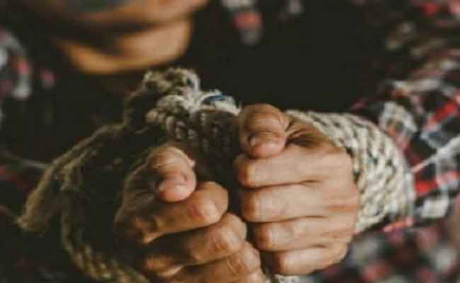 الحكم على المتورطين في اختطاف شاب والاعتداء عليه بعد تجريده من ملابسه وتصويره لابتزازه