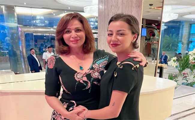 إلهام شاهين توثِّق لحظات أداء العمرة لوالدتها برفقة ابنة شقيقتها…