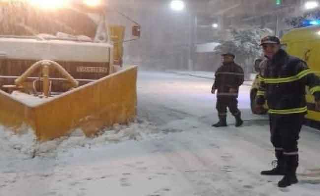 إنقاذ عائلات وإخراج سيارات علقت وسط الثلوج