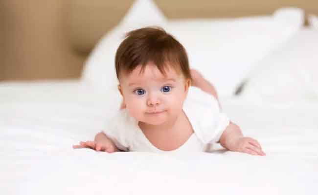 طفلي لا يرفع رأسه في عمر 3 أشهر: هل هذا تأخر مقلق أو طبيعي في رحلة النمو؟