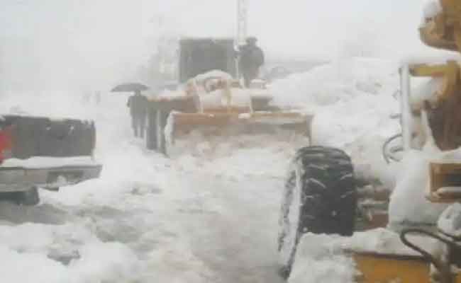 سقوط صفيحتين معدنيتين على شخصين وإخراج 3 سيارات عالقة