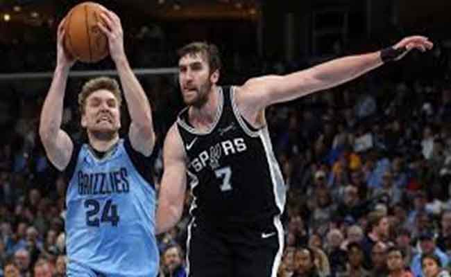 NBA…فوز مثير لغريزليز على سبيرز بدوري السلة الأمريكي