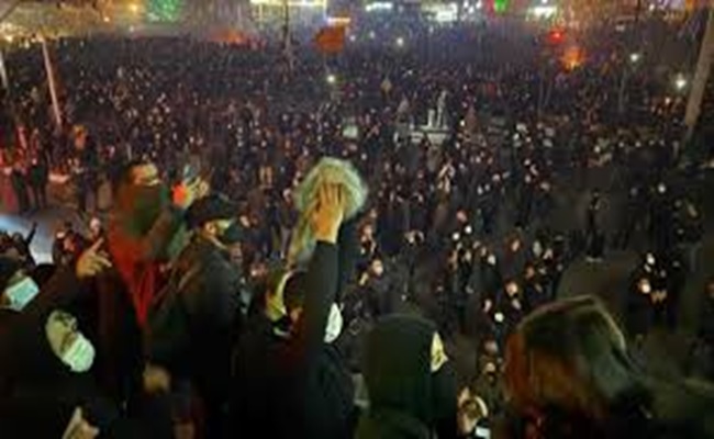 طهران: 8 قتلى من رجال الأمن واعتقال 100 مسلح