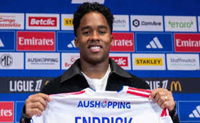 إندريك يكشف رد فعل أنشيلوتي بعد إعارته إلى ليون…