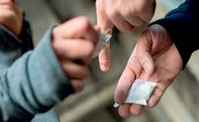 الحبس لـ3 شباب قاموا بترويج المخدرات أمام مدرسة إبتدائية بالعاصمة